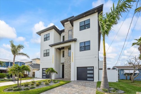 House in Madeira Beach, Florida 5 bedrooms, 375.98 sq.m. № 1869385 - photo 4
