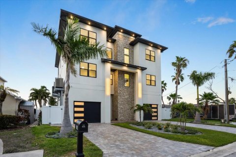 House in Madeira Beach, Florida 5 bedrooms, 375.98 sq.m. № 1869385 - photo 3