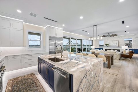 House in Madeira Beach, Florida 5 bedrooms, 375.98 sq.m. № 1869385 - photo 26