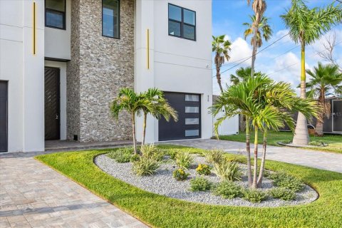 House in Madeira Beach, Florida 5 bedrooms, 375.98 sq.m. № 1869385 - photo 5