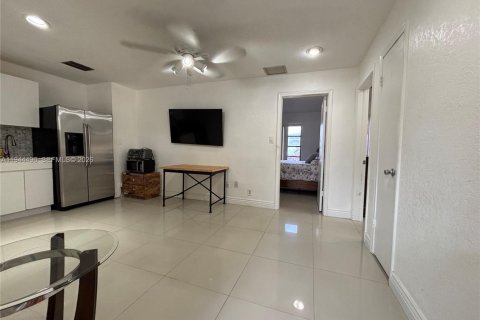 Apartamento en alquiler en Coral Springs, Florida, 2 dormitorios, 267.37 m2 № 2060112 - foto 3
