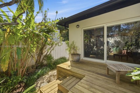 House in Miami, Florida 3 bedrooms, 238.57 sq.m. № 2030703 - photo 24