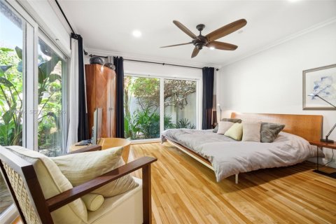 House in Miami, Florida 3 bedrooms, 238.57 sq.m. № 2030703 - photo 20