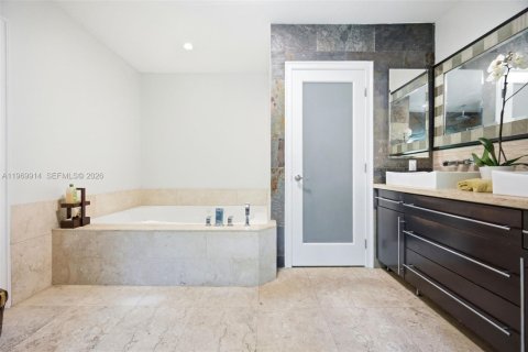 House in Miami, Florida 3 bedrooms, 238.57 sq.m. № 2030703 - photo 16