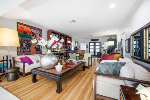 House in Miami, Florida 3 bedrooms, 238.57 sq.m. № 2030703 - photo 11