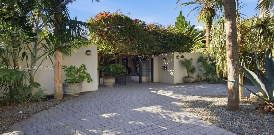 House in Miami, Florida 3 bedrooms, 238.57 sq.m. № 2030703