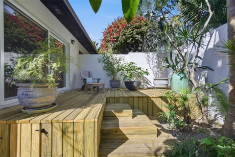 House in Miami, Florida 3 bedrooms, 238.57 sq.m. № 2030703 - photo 25