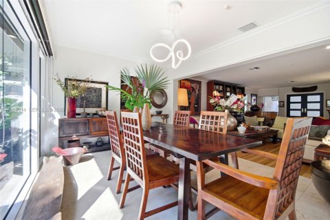 House in Miami, Florida 3 bedrooms, 238.57 sq.m. № 2030703 - photo 9