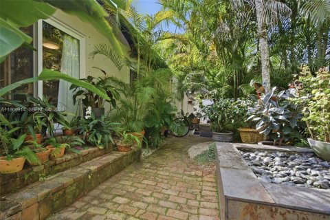 House in Miami, Florida 3 bedrooms, 238.57 sq.m. № 2030703 - photo 5