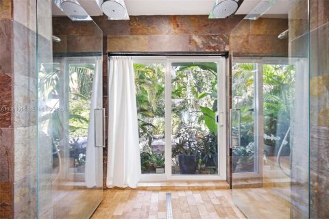 House in Miami, Florida 3 bedrooms, 238.57 sq.m. № 2030703 - photo 17