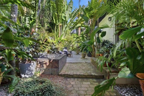 House in Miami, Florida 3 bedrooms, 238.57 sq.m. № 2030703 - photo 6