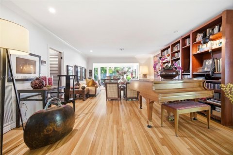 House in Miami, Florida 3 bedrooms, 238.57 sq.m. № 2030703 - photo 14