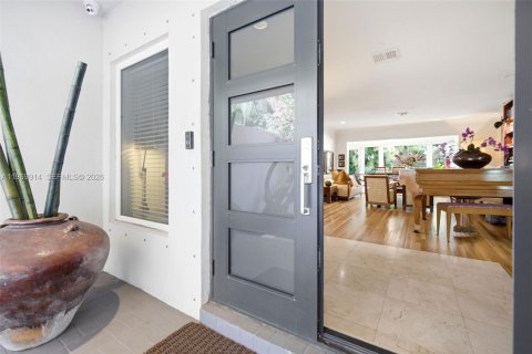 House in Miami, Florida 3 bedrooms, 238.57 sq.m. № 2030703 - photo 7