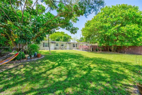 Commercial property in Miami, Florida 265.7 sq.m. № 2390022 - photo 27