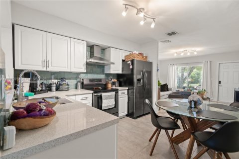 Commercial property in Miami, Florida 265.7 sq.m. № 2390022 - photo 9
