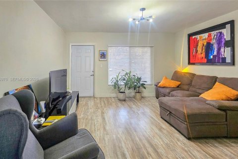 Commercial property in Miami, Florida 265.7 sq.m. № 2390022 - photo 17