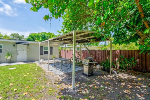 Commercial property in Miami, Florida 265.7 sq.m. № 2390022 - photo 28