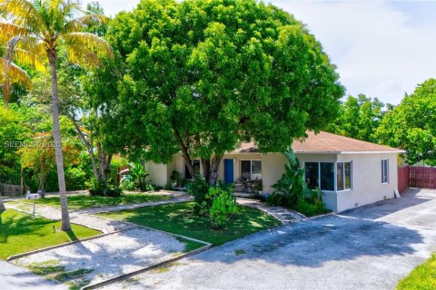 Commercial property in Miami, Florida 265.7 sq.m. № 2390022 - photo 4