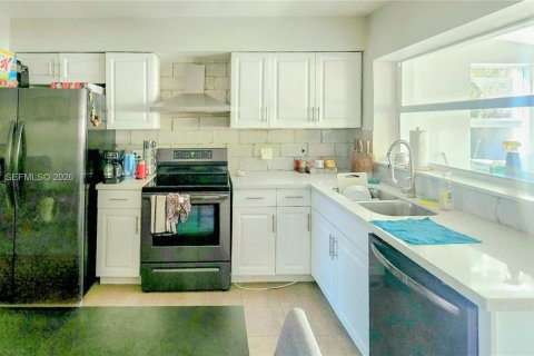 Commercial property in Miami, Florida 265.7 sq.m. № 2390022 - photo 22