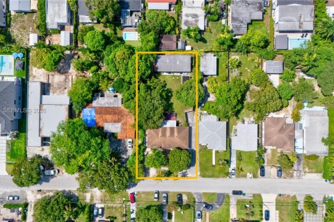 Commercial property in Miami, Florida 265.7 sq.m. № 2390022 - photo 2