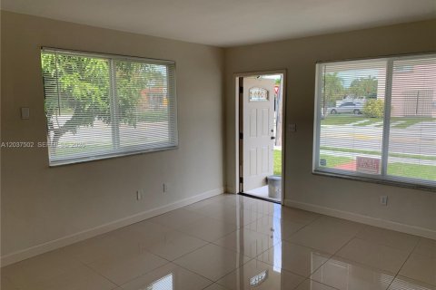 Propiedad comercial en venta en Miami, Florida, 193.14 m2 № 2154541 - foto 4