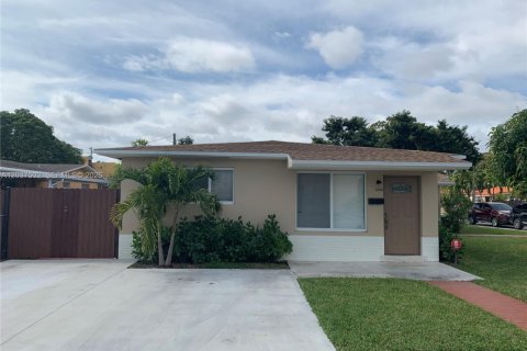 Propiedad comercial en venta en Miami, Florida, 193.14 m2 № 2154541 - foto 1