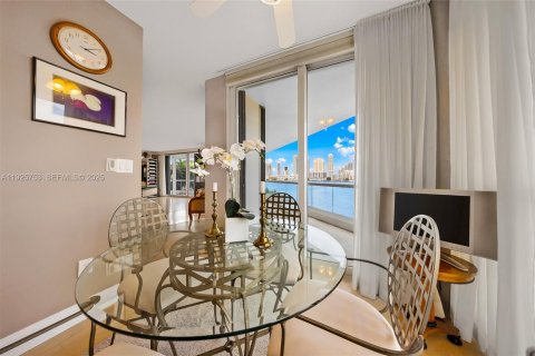 Condominio en venta en Aventura, Florida, 3 dormitorios, 227.61 m2 № 1984161 - foto 13