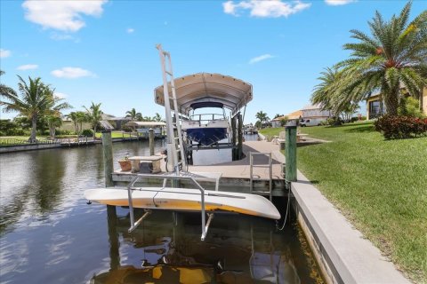 House in Cape Coral, Florida 3 bedrooms, 198.53 sq.m. № 1859216 - photo 27