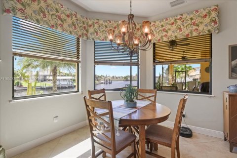 House in Cape Coral, Florida 3 bedrooms, 198.53 sq.m. № 1859216 - photo 12