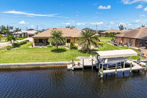 House in Cape Coral, Florida 3 bedrooms, 198.53 sq.m. № 1859216 - photo 3