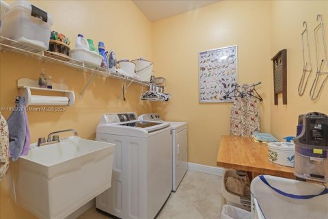 House in Cape Coral, Florida 3 bedrooms, 198.53 sq.m. № 1859216 - photo 25