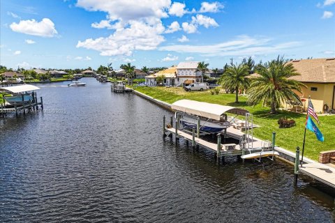 House in Cape Coral, Florida 3 bedrooms, 198.53 sq.m. № 1859216 - photo 4