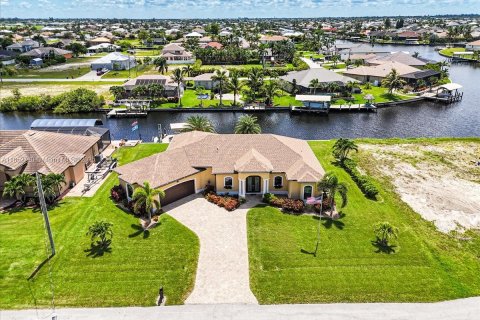 House in Cape Coral, Florida 3 bedrooms, 198.53 sq.m. № 1859216 - photo 26