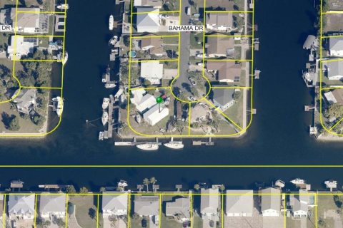 House in Hernando Beach, Florida 2 bedrooms, 110.18 sq.m. № 1821383 - photo 1