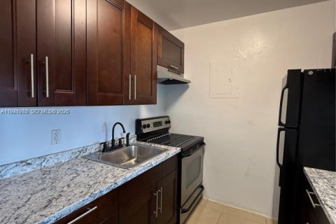 Condo in Hollywood, Florida, 1 bedroom  № 1998775 - photo 11