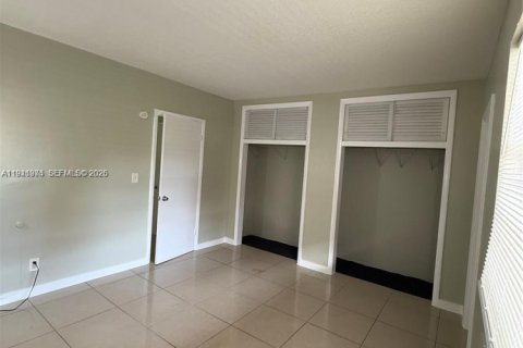 Condo in Hollywood, Florida, 1 bedroom  № 1998775 - photo 13