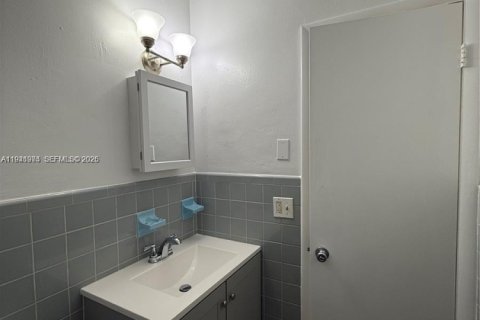 Condo in Hollywood, Florida, 1 bedroom  № 1998775 - photo 14