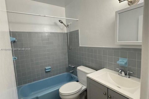 Condo in Hollywood, Florida, 1 bedroom  № 1998775 - photo 15