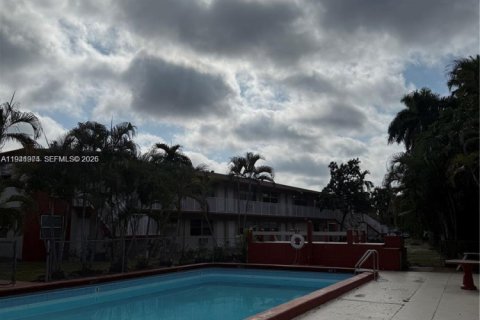 Condo in Hollywood, Florida, 1 bedroom  № 1998775 - photo 3