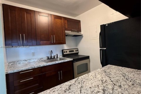 Condo in Hollywood, Florida, 1 bedroom  № 1998775 - photo 12