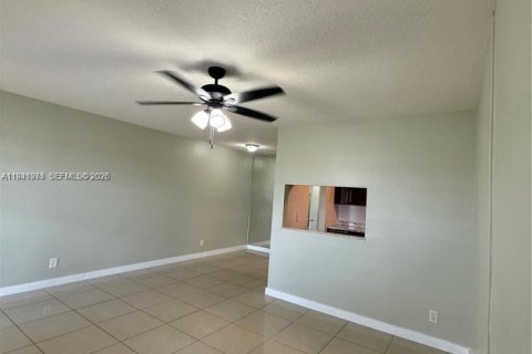 Condo in Hollywood, Florida, 1 bedroom  № 1998775 - photo 8