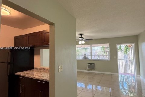 Condo in Hollywood, Florida, 1 bedroom  № 1998775 - photo 9