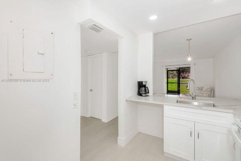 Condo in Sunrise, Florida, 2 bedrooms  № 1836489 - photo 12
