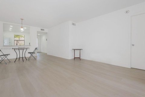 Condo in Sunrise, Florida, 2 bedrooms  № 1836489 - photo 9