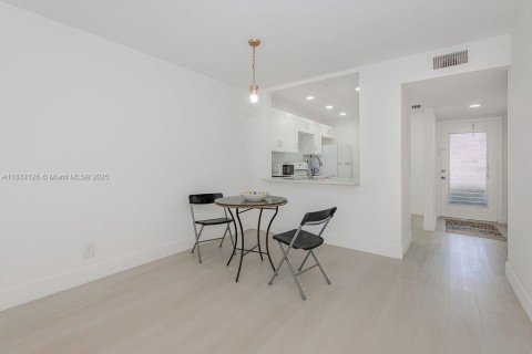 Condo in Sunrise, Florida, 2 bedrooms  № 1836489 - photo 7