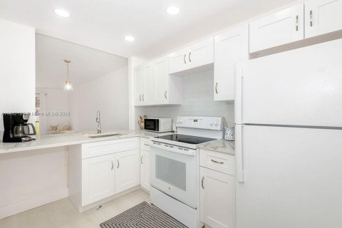 Condo in Sunrise, Florida, 2 bedrooms  № 1836489 - photo 13