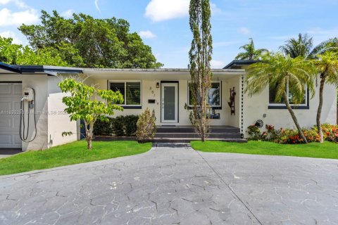 House in Miami, Florida 3 bedrooms, 127.37 sq.m. № 1820071 - photo 2