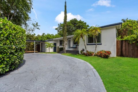 House in Miami, Florida 3 bedrooms, 127.37 sq.m. № 1820071 - photo 1