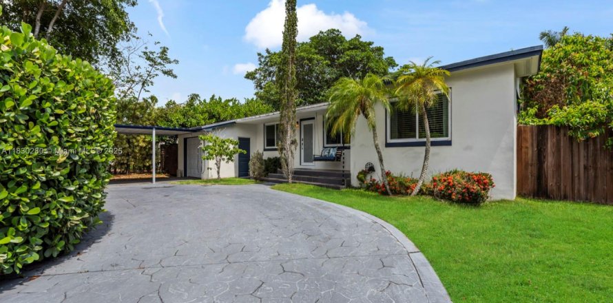 House in Miami, Florida 3 bedrooms, 127.37 sq.m. № 1820071
