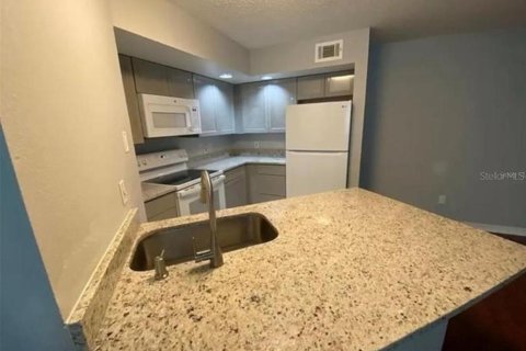 Condo in Orlando, Florida, 2 bedrooms  № 2212744 - photo 8
